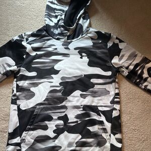Under Armour youth, large hoodie sweatshirt with kangaroo pouch